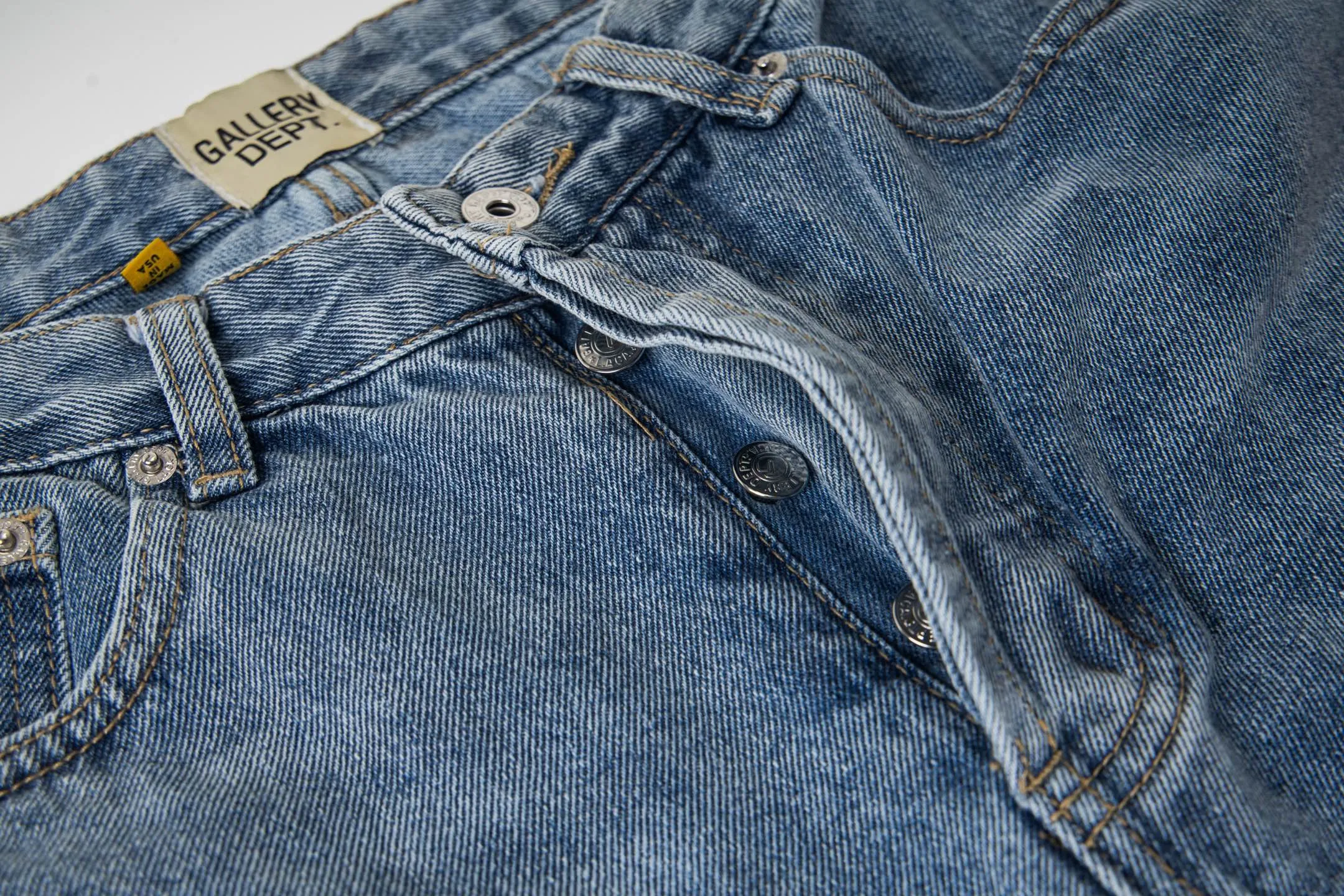 P240 Chrome Hearts Gallery co-branded limited-edition cross-flared flared jeans are a hot item this season and are sought after by countless celebrities and fashionistas. The neat details of the cutting process add color to the playful fashion! The neat and meticulous design, and the well-fitting structure is unique. The upper body not only has outstanding recognition, but also looks younger and younger. A style with the ultimate wearing meaning and performance, gorgeous color matching, and the craftsmanship of this style is also extremely extraordinary. After the finished product is washed, it is disassembled and hand-made with sheepskin cross leather and then spliced ​​together to complete. The whole piece has too many craftsmanship to describe. It is decorated with patchwork cross flowers and high-waisted washed jeans! ! Absolutely high-end luxury product, a god-level single product, a super popular product, made by top heavy industry, a magic weapon that cannot be missed to hit the streets. Style number: 1843 Size: 28 30 32 34 36 Color: blue